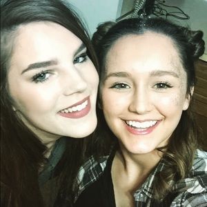 Meet your Posher, Akia